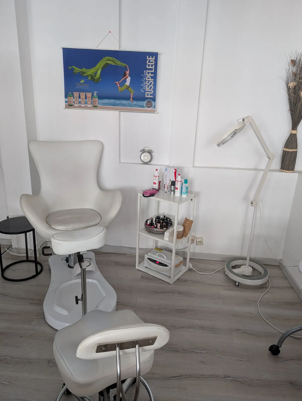 Fußpflege-Platz mit Pediküre-Stuhl, Fußbad und Lupenleuchte im Kosmetikstudio Meeresrauschen in Haiger