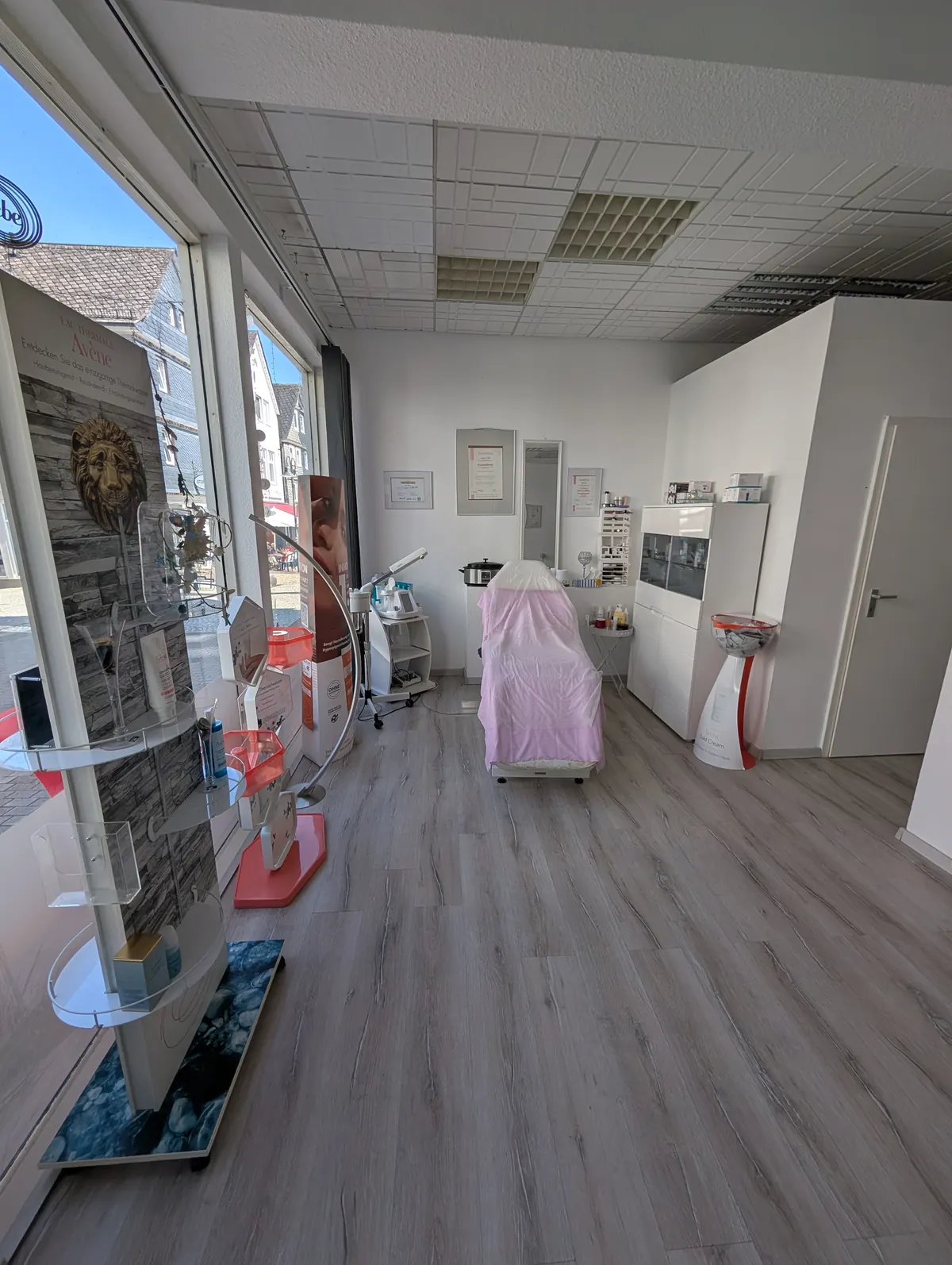 Kosmetikstudio Meeresrauschen in Haiger: Avène-Produktdisplay am Schaufenster und Behandlungsliege