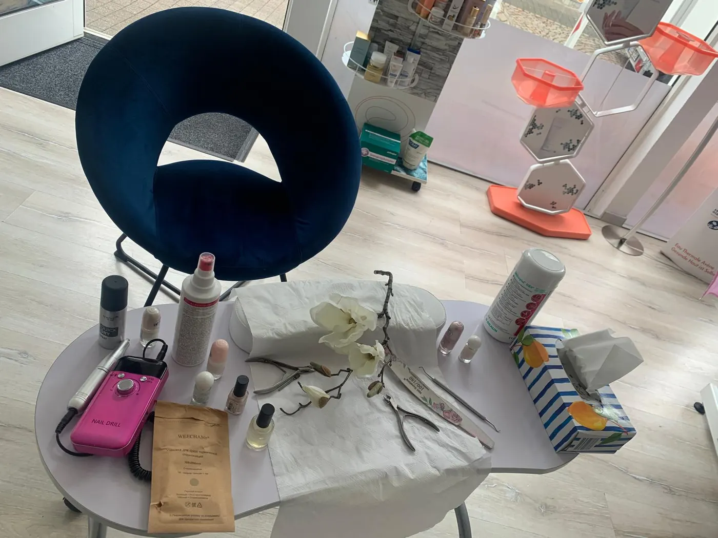 Maniküre-Tisch mit Nagelpflege-Werkzeug und Nagellacken bei Meeresrauschen Beauty & Spa